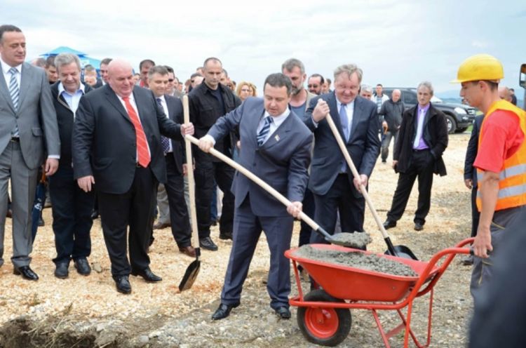 Dačić: Srbija daleko od bankrota