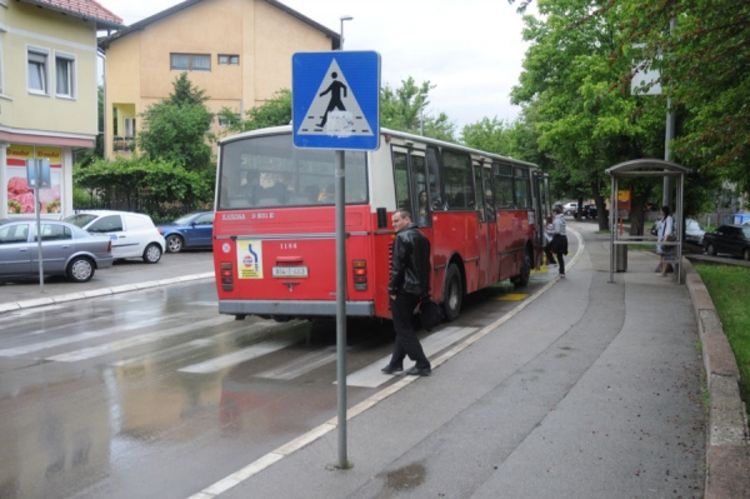 Pješaci izviruju iza autobusa