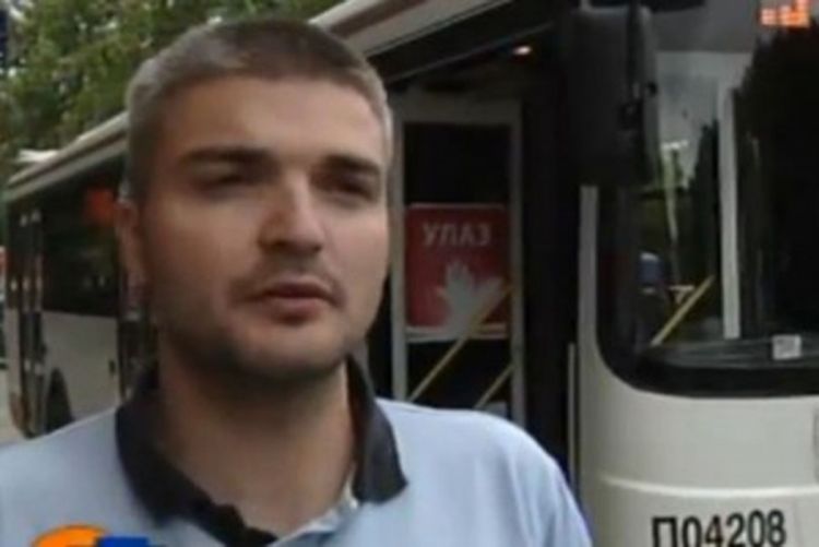 Naoružan mladić oteo autobus