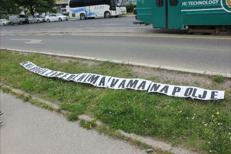 Zbog JMB građani automobilima blokirali Parlament BiH
