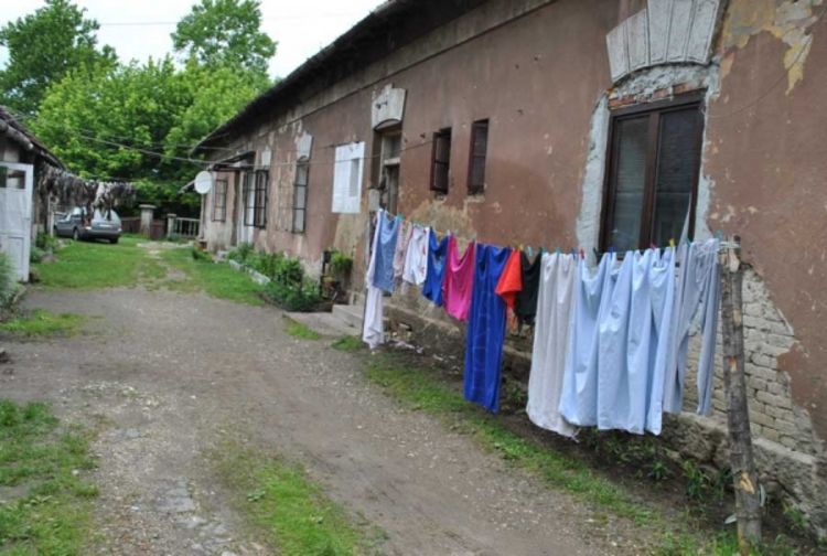 Ubijenu bebu sakrila pod kauč