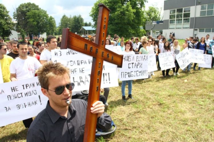 Haos u Banjaluci: Studenti otvorili nepostojeći paviljon, blokirali saobraćaj i zapalili sijeno