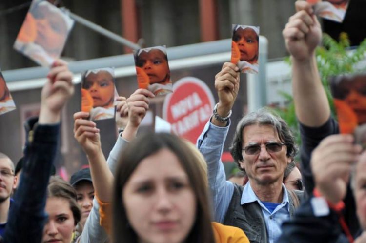 Demonstranti blokirali Parlament, službenici bježe kroz prozore