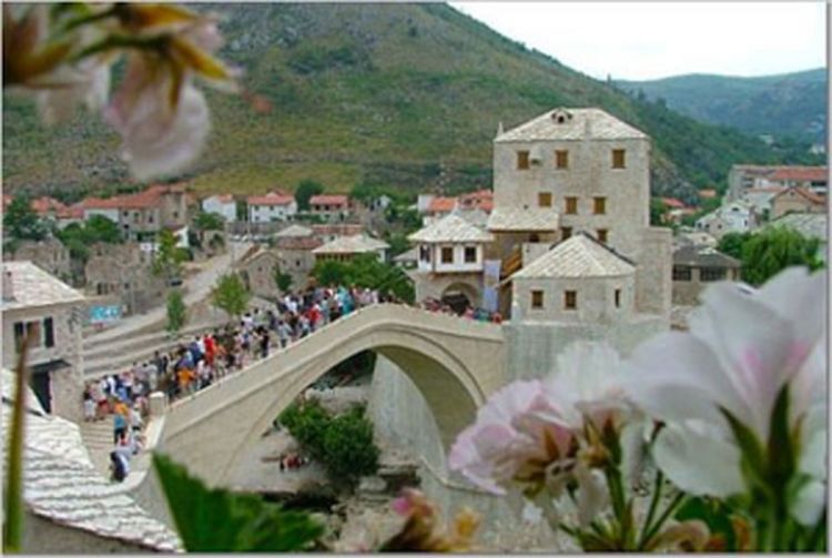 Požar uz Stari most : Turisti mirno ručali dok se dim uzdizao iznad restorana