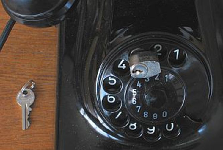 Direktorima naređeno da zaključaju fiksne telefone