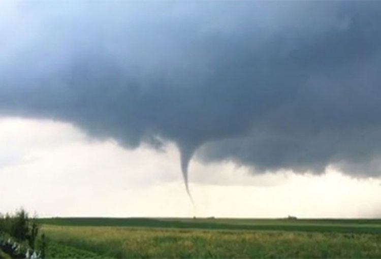 TORNADO OPUSTOŠIO INĐIJU: Rušio sve pred sobom