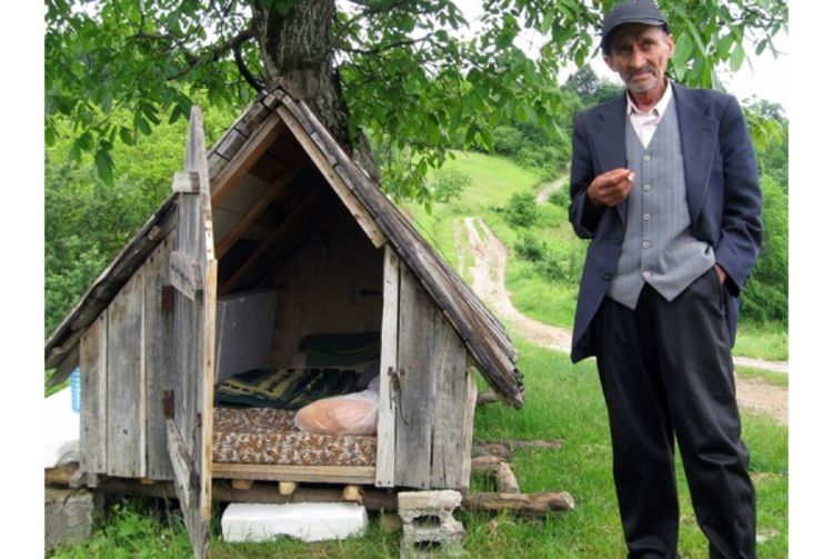 Nakon 21 godine nadničenja spava u kolibici koju su mu poklonile komšije