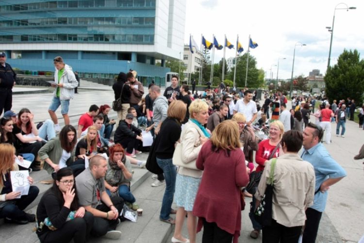 Nastavljena protestna okupljanja, nema uslova za održavanje sjednica