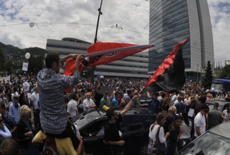 Dojava o bombi u Tržnom centru Alta, u blizini demonstranata