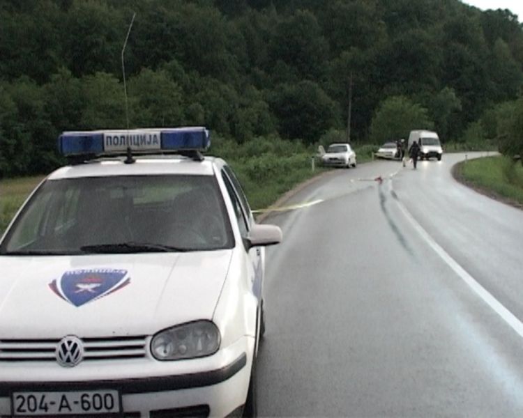 Razbojnici oteti dva vozila i pazar