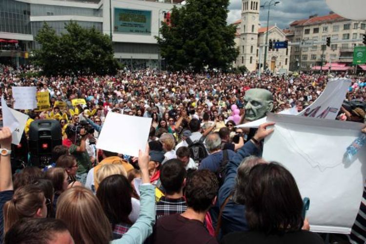 Održani masovni protesti u Sarajevu, ispred Parlamenta više hiljada ljudi