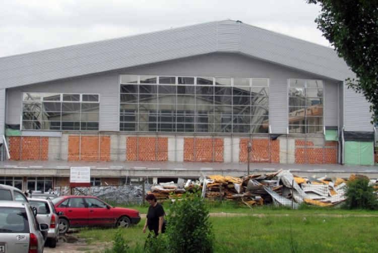 U toku raščišćavanje srušene krovne konstrukcije