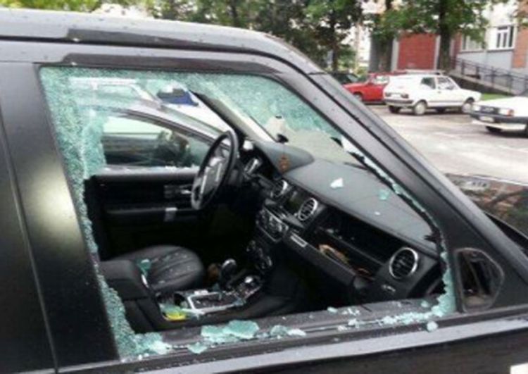 Miloradu Čaviću demolirali auto