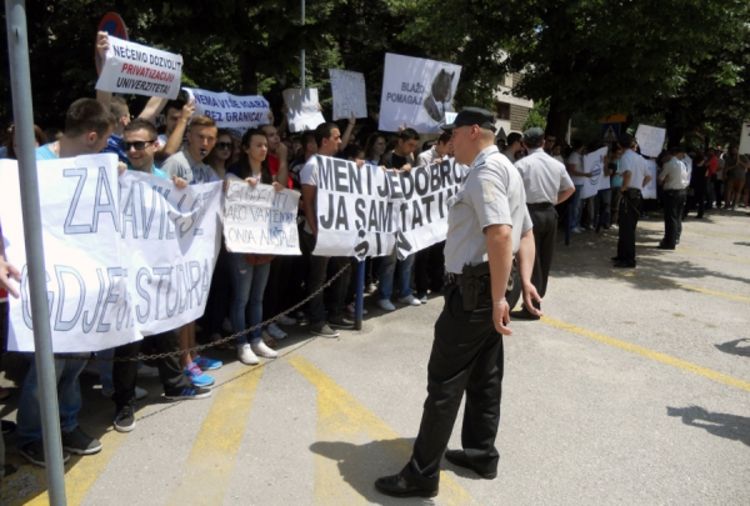 Više od 1.000 studenata i građana protestovalo ispred zgrade Vlade HNK