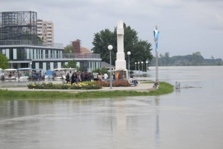 Vrh vodnog talasa u Vukovaru u subotu
