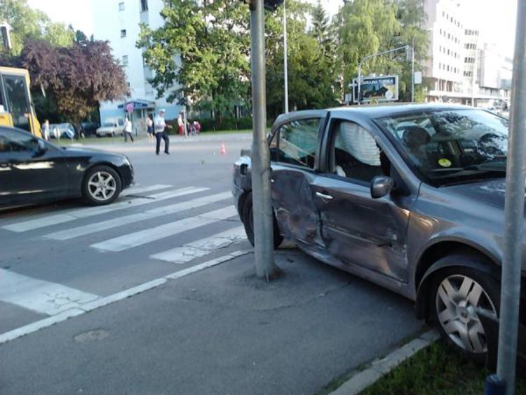 Saobraćajka u centru Banjaluke: Jedna osoba povrijeđena u sudaru tri vozila