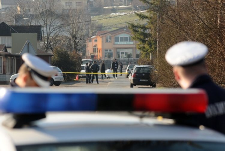 Polio sinovca benzinom i pokušao ga zapaliti