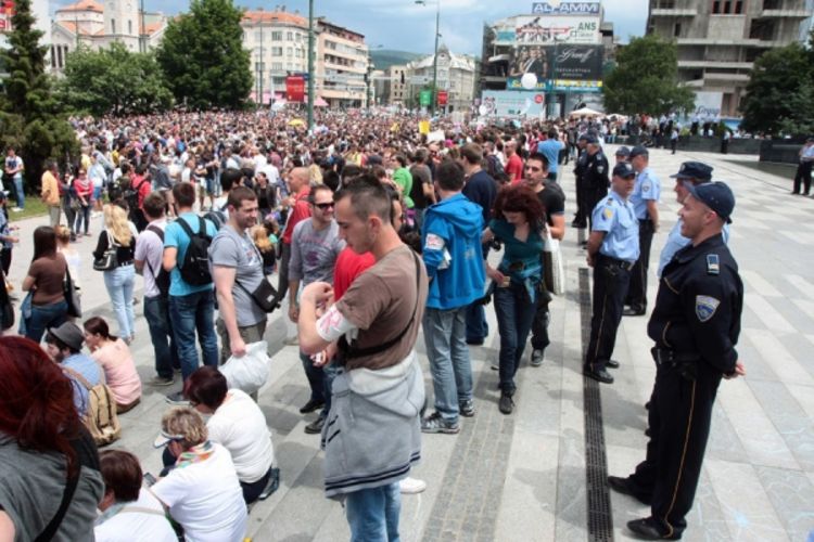 "Kafa za JMBG" i danas ispred zgrade državnih institucija