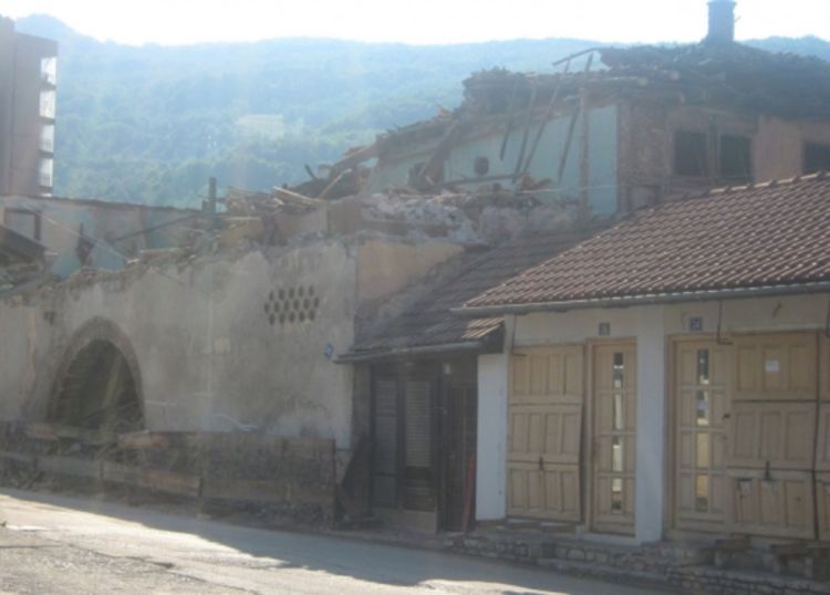 U Foči počelo rušenje starog fočanskog Hana - spomenika kulture