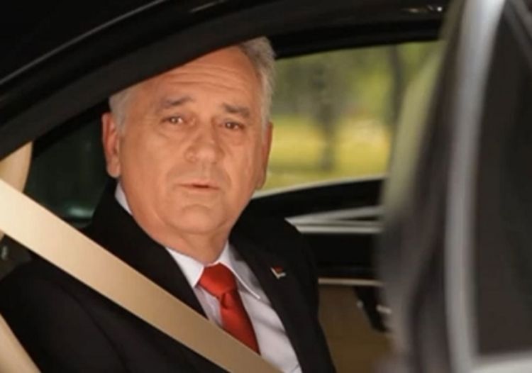 Pogledajte Tomislava Nikolića kao promotera akcije "Vežite pojas"