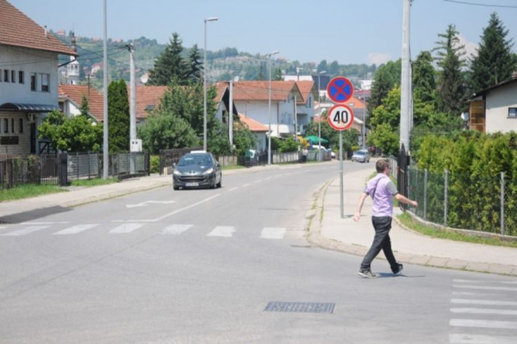 Pretukli dvojicu i "zakucali" se u policijski automobil
