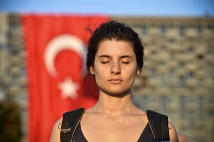 Grupa građana pridružila se protestu Čovjek koji stoji na Taksim trgu u Istanbulu