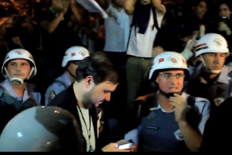 Odbili napasti vlastiti narod: Policajci se pridružili demonstrantima