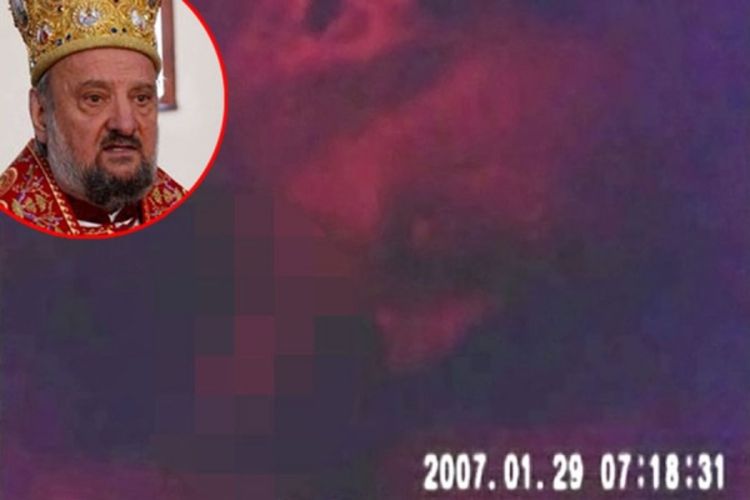 Novi snimak procurio na internet: Vladika Kačavenda oralno zadovoljava mladića