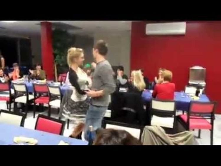 Nestašna suknjica skliznula i otkrila joj gaćice ispred gostiju