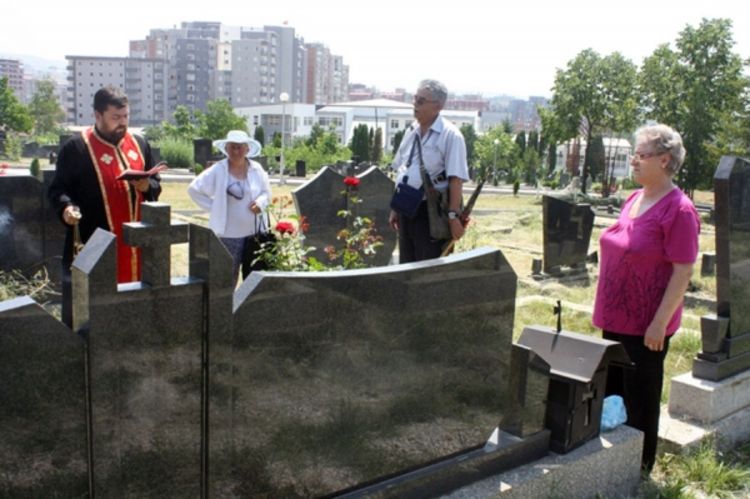 Nekoliko desetina Srba izašlo na groblje u Prištini