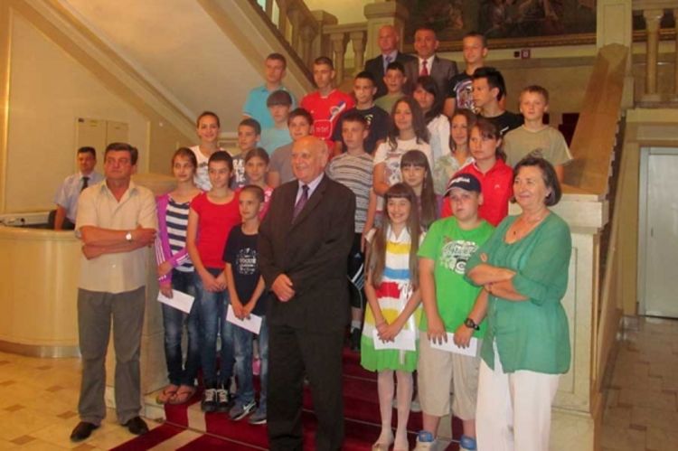 Pomoć od po 30 evra djeci ratnih vojnih invalida