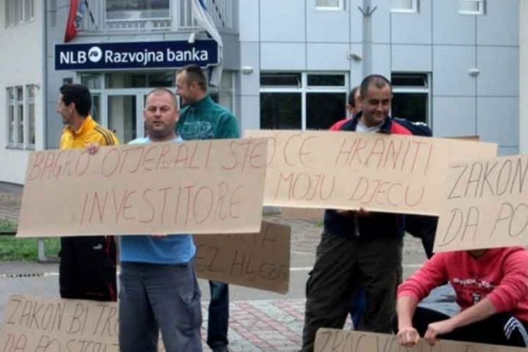 Otpušteni radnici protestuju pred opštinom Srbac