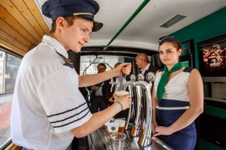 Tramvaj u kome se toči pivo i jedu kobasice