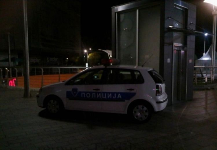 Banjalučki policajci parkiraju na Trgu Krajine