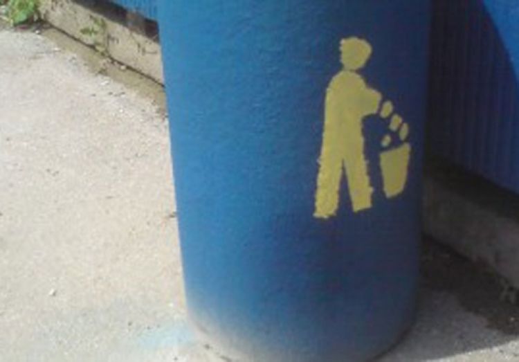 Dijete se zaglavilo u kanti za smeće
