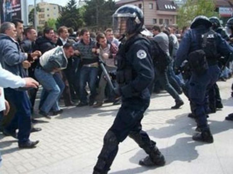 Uhapšeno 30 demonstranata, ranjena tri policajca na Kosovu