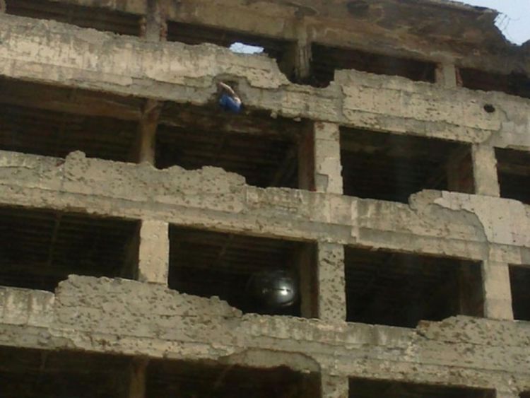 Mostar: Okončana drama, Spasoje sišao sa zgrade Privredne banke