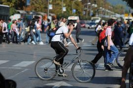 Kacige van naselja, svjetla danju ostaju