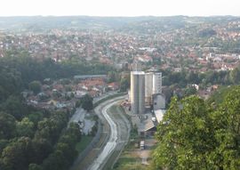 Maloljetnik skočio sa četvrtog sprata, zadobio teške povrede