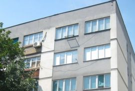  Uzoran osnovac se bacio kroz prozor
