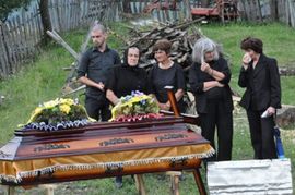 U istom dvorištu sahranjene žrtve i ubica