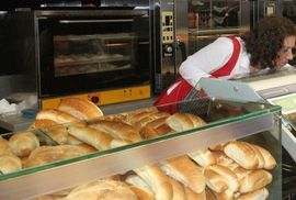Banjalučani čekaju upola niže cijene: Redovi za polubajata peciva i ...