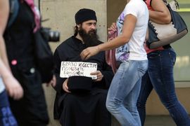 Tužno: Bolestan monah prosi u Knez Mihajlovoj ulici