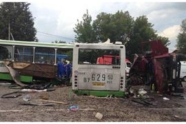 Kamionom prepolovio autobus, 18 mrtvih