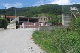 Igra završila kobno: Maloljetnica teško ranjena u magacinu