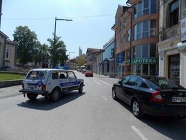 Derventa: Razbojnici opljačkali banku i pucali na policajca