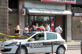 Maskirani razbojnik oteo pištolj od čuvara i opljačkao banku