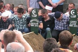 Potresne scene u Janji: Efendija Omer klanjao dženazu svom sinu i ...