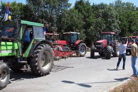 Oko 400 traktorista na graničnom prelazu Rača