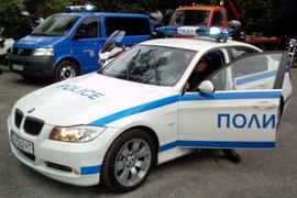 Policija iz parlamenta izvela poslanike i ministre